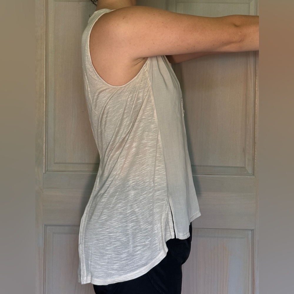 Cream colored Flowy tank top - Picture 3 of 8